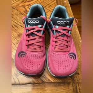 Topo Athletic running shoes, size 7.5 pink